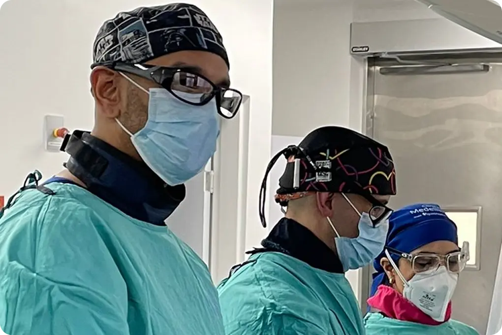 doctor ingresando a cirugía con gorro negro